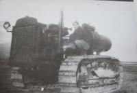 Lakatoš používaný na úpravy cvičného letiště v Telavi v Gruzii