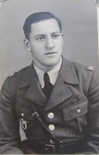 Nadpraporčík Morgenstern (Malina), Armín , který byl s Jiřím Fochlerem v letecké škole v Gruzii a v roce 2005 mu bylo uděleno čestné občanství města Loštic