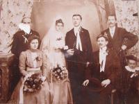 Rodina maminky (maminka vlevo dole)