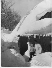 Na pasekářské osadě v Javorníkách, samota Stodolisko v zimě-zleva Marie Kantorová(Bartošková)