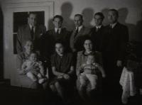 Standing from the left: Father, Jiří Schreiber, František Oplátek, Pavel Fried, architekt Klappholz, sitting: Hilda (?) with Petříčkem, Blanka Oplátková, Edita (?) with Zuzankou, 1948