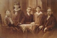 Příbuzní z matčiny strany (babička, maminka, strýcové)