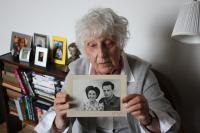 Yvonne Šebesťáková s fotografií za války