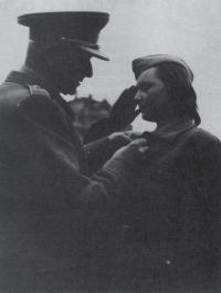 Ludvík Svoboda dekoruje Marii Královou v Praze v roce 1945