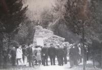 U památníku padlích partyzánů z brigády Jana Žižky v Bučje v Chorvatsku (po získání Chorvatské nezávislosti byl zničen)