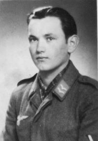 Bedřich Hubáček (Friedrich Hubatzek) v německé armádě- vyfoceno v Bělé na dovolené v roce 1944