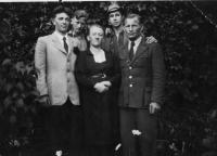 Partyzánská rodina Vatulíků(úplně vlevo Ukrajinec Štefan Krist, druhý z prava Vilém Kantor)