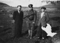 Z leva ředitel školy z Papradné, komisař Lukáš Kukulík, partyzán Cabaj-1944(foceno pod Velkým Javorníkem na slovenské straně)