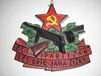 znak 1. československé partyzánské brigády Jana Žižky na stěněn pamětníka