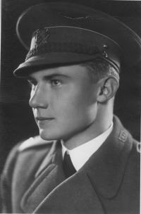 Zbyněk Pišťák na vojně u letectva- foceno na dovelené v Mukačevu v roce 1937