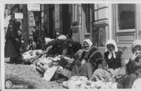 Na nádraží v Užgorodu, prodavačky na chodníku-1938