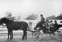 Učitelská rodina Sedláčků v Dombokách na Podkarpatské Rusi+kočí Holík, foceno v třicátých letech