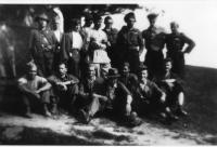 Na fotografii skupiny partyzánů Dr. Miroslava Tyrše - z Vitochova ze dne 20. 5. 1945 pamětník Ladislav Švec v řadě sedících třetí zleva
