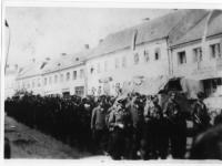 Pohřeb partyzánů Janka Silného a Františka Kupsy v Bystřici nad Pernštejnem 11. května 1945. Na fotografii rota Vlasovců, kteří na konci války partyzánům pomáhali