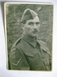 Otec v Anglii v uniformě protileteckých hlídek