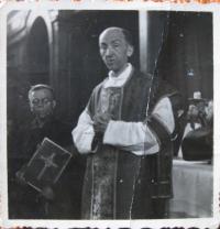 Strýc Mons. Josef Limpouch po návratu z koncentračního tábora v červenci 1945, vážil 46 kg