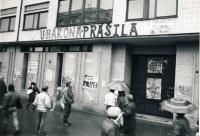 Sametová revoluce v Plzni - U Barona Prášila, naproti Mrakodrapu v Plzni