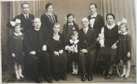 Rodinná fotografie z roku 1940 - zprava Ludmila Levá, roz. Limpouchová; Alfons Limpouch, Josef Limpouch, Anna Limpouchová, rozená Sudová; uprostřed prarodiče Alžběta a Pavel Limpouchovi; vzadu Terezie, Marie Limpouchová
