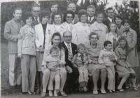 Oslava 75. narozenin Alfonse Limpoucha, s dětmi a vnoučaty, 1975