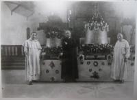 Svěcení zvonů v kostele Panny Marie Růžencové v Plzni, 26. června 1932. Uprostřed Josef Limpouch, P. Štěpán, vpravo děkan Sajd