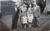 Rodinná fotografie - strýček Josef Limpouch, Anna a Alfons Limpouchovi s dcerou Zdislavou a vnoučaty