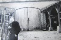 Bratr Ivan Tesař na rodinném statku