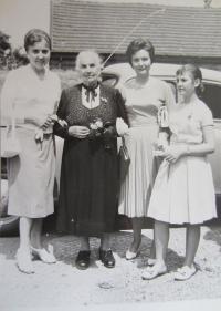 sestra Jarmila Šounová, matka Anna Sekáčová, Věra a dcera Ivana Šmejkalová