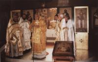 Svatá liturgie v Brně (zleva -o. Fejsák, o. Podrazký, biskup Simeon, o. Aleš),2004