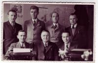 Karel Gebauer na říšském Hlavní celním úřadě v Brně, se svými kolegy. Vzadu je vidět mapa Evropy.