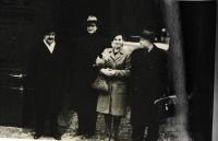 Svatební fotografie s Ivo Fleischmannem, december 1946, svědkové A. Hoffmeister a F. Halas