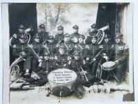 Známý hasičský orchestr, se kterým otec pamětnice hostoval v předu u bubnu 