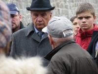 Josef Klat v Mauthausenu se skupinou návštěvníků