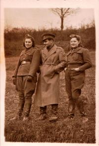 Emila Řepíková dne 15.12.1944, stoji vpravo. Spolu s ní Nataša Hricuková provdaná Suchardová a poručík Čech 