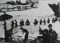 Vylodění I. Čs. samostatné obrněné brigády v Normandii z lodě Sampa v prostoru Arnamanche