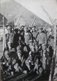 U šachty v belgickém Homu Wasmes-1946