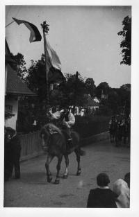 Dožínky v létě 1945 ve Svébohově, v čele selská jízda