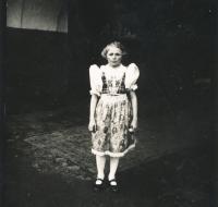 Marie Hrbková (tehdy Jandová), v chodském kroji, 1934