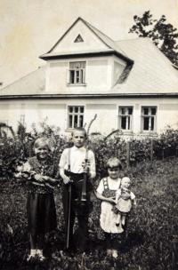 Mr. Drong with sisters in front of their native house in Mosty u Jablunkova