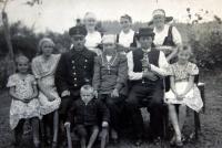 rodina pana Dronga, dědeček s fajfkou a otec v drážní uniformě