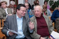 K. Ležák se S. Vondrou při prezentaci sborníku "Listopad 1989 ve vzpomínkách slánských účastníků"