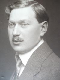 Tatínek Josef Beer, majitel továrny