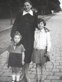 Německá vychovatelka Mitzi s Erikou a Evou