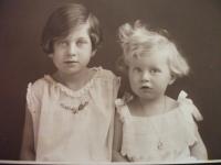 Sisters Erika and Eva Beer - childhood in peace