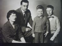Rodina Pytelova: Eva, její manžel Miloš Pytela a synové Miloš a Martin