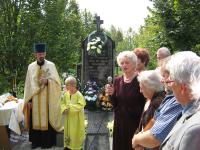 Emilie Kuročenko při zpěvu českých písní na počest otevření památníku obětem (i českým) 2. sv. války v Moldavě