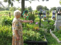 U rodinného hrobu v Moldavě-srpen 2010