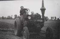 Zbyněk Bezděk na traktoru Lanz Buldok, který původně jezdil na dřevoplyn-asi 1946, Rovensko