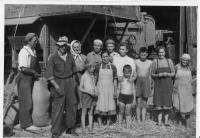 Rodina s pomocníky na statkuá u mlátičky-asi 1947 (Zbyněk Bezděk první z leva)