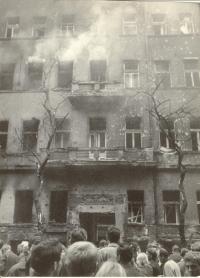 1968, srpen, dům poškozený výbuchem u Rozhlasu