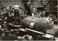 1968, srpen, radost dětí na vyhořelém tanku v postranní ulici u Rozhlasu